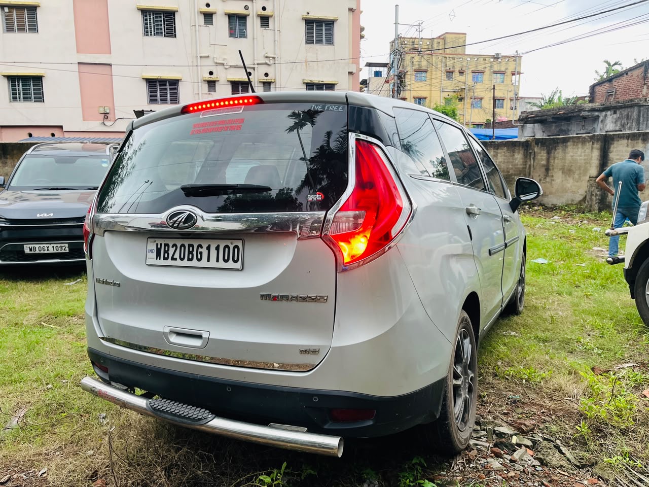 
								Mahindra Marrazo M8(O) full									