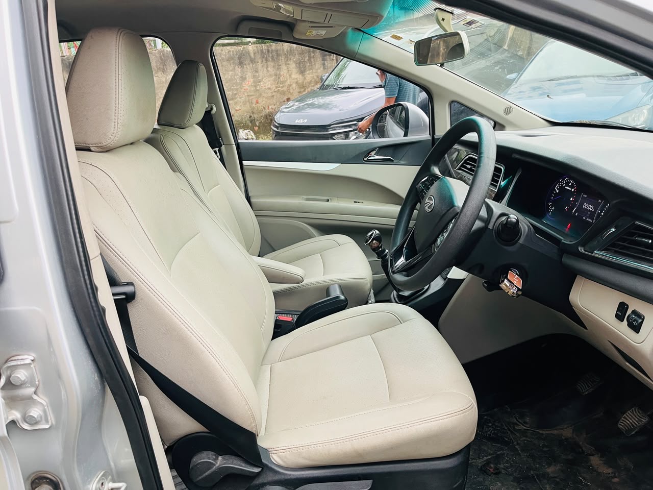 
								Mahindra Marrazo M8(O) full									